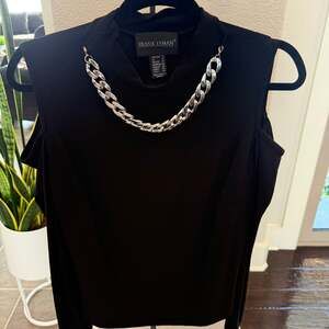 Frank Lyman Black Sleeveless Mock Neck Pullover Style 193008